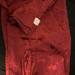 Elegant Red Floral Tablecloth Set Waterford with 6 napkins